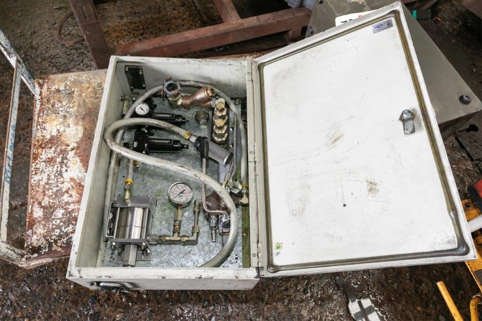Pneumatic over Hydraulic Pump in Cabinet