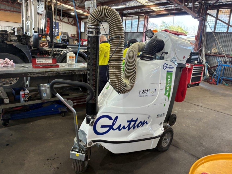 <p>Glutton 2411 Electric Vacuum Litter Collector</p>