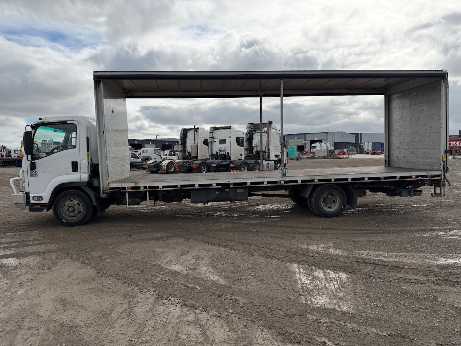 <p>2014 Isuzu FRR 500 X-Long   4x2 Curtainsider</p>