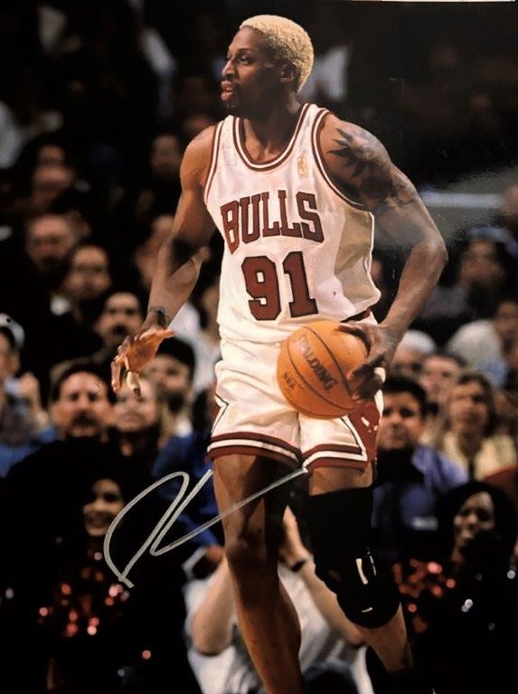 DENNIS RODMAN SIGNED BULLS PHOTO