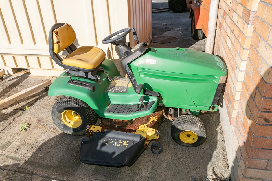 John Deere LX279 Ride On Mower