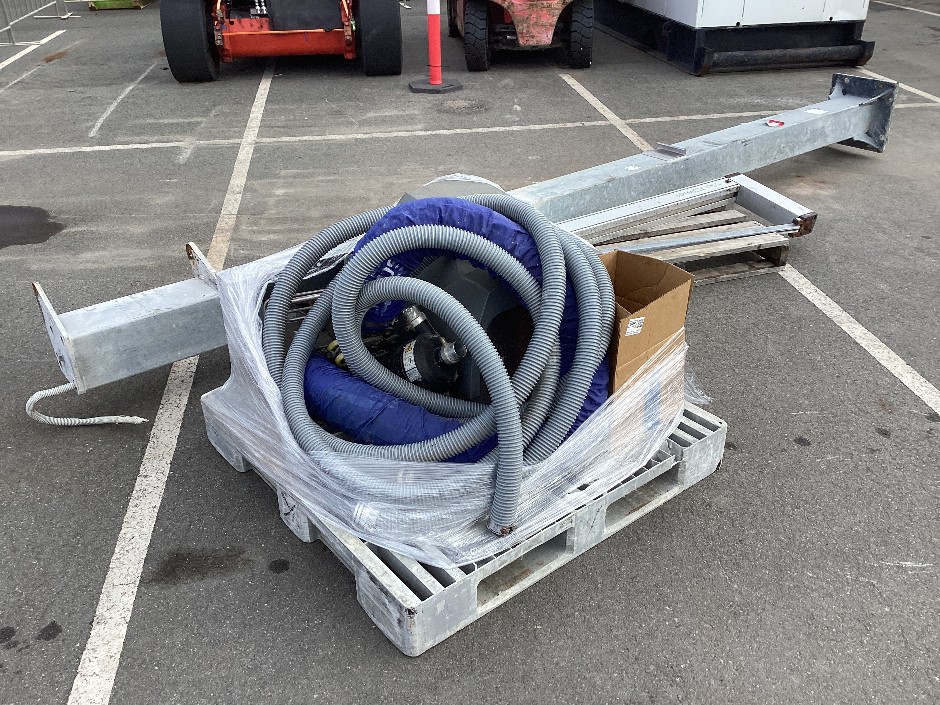 <p>Schmalz 45 kg capacity vacuum lifter freestanding jib</p>