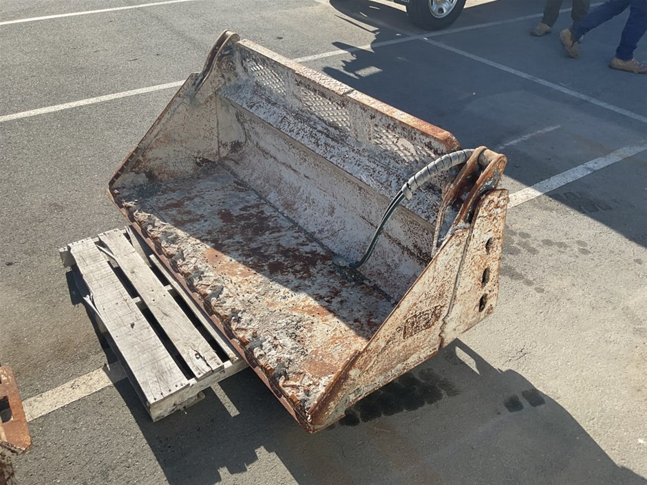 <p>Norm Skid Steer Bucket Attachment</p>