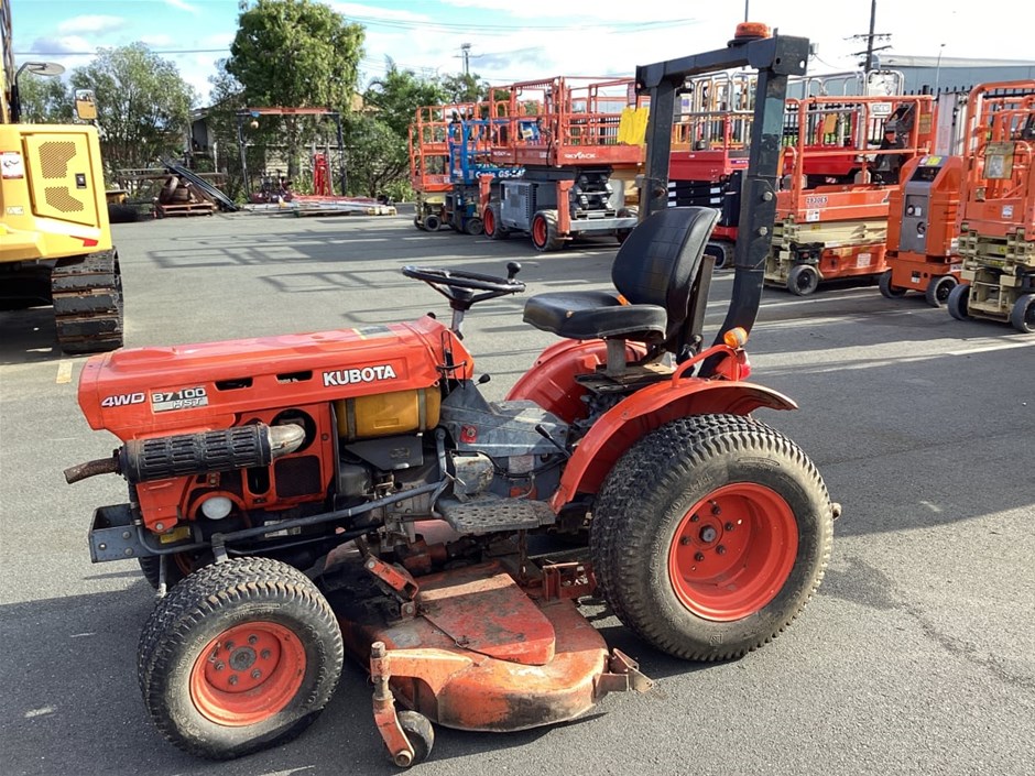<p>Kubota B7100 HST Ride On Lawn Mower</p>