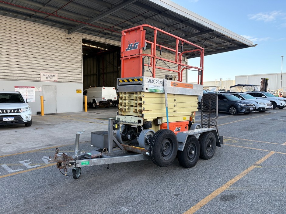 No Reserve 2007 JLG 2630ES Scissor Lift on Tandem Axle Plant Trailer
