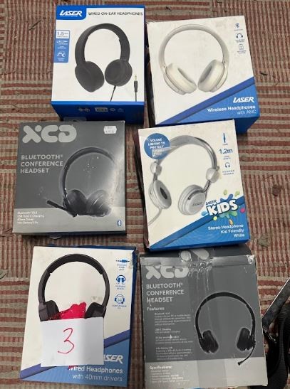 Quantity of Bluetooth and wired headphones