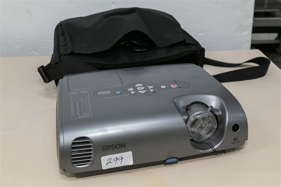 Projector XGA LCD with 1024 x 768 Resolution