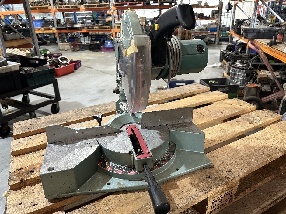 <p>Hitachi C 10FC 255mm Compound Drop Saw</p>