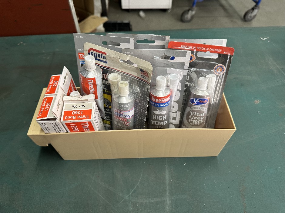 <p>Tub of High Temp Silicone Brand Three Bond & Cyclo</p>