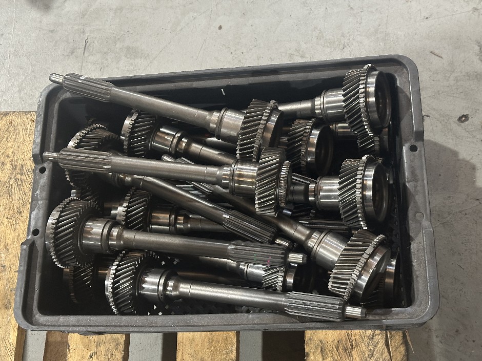 <p>Tub of Brand New VDJ76 VDJ78 VDJ79 Input Shafts</p>
