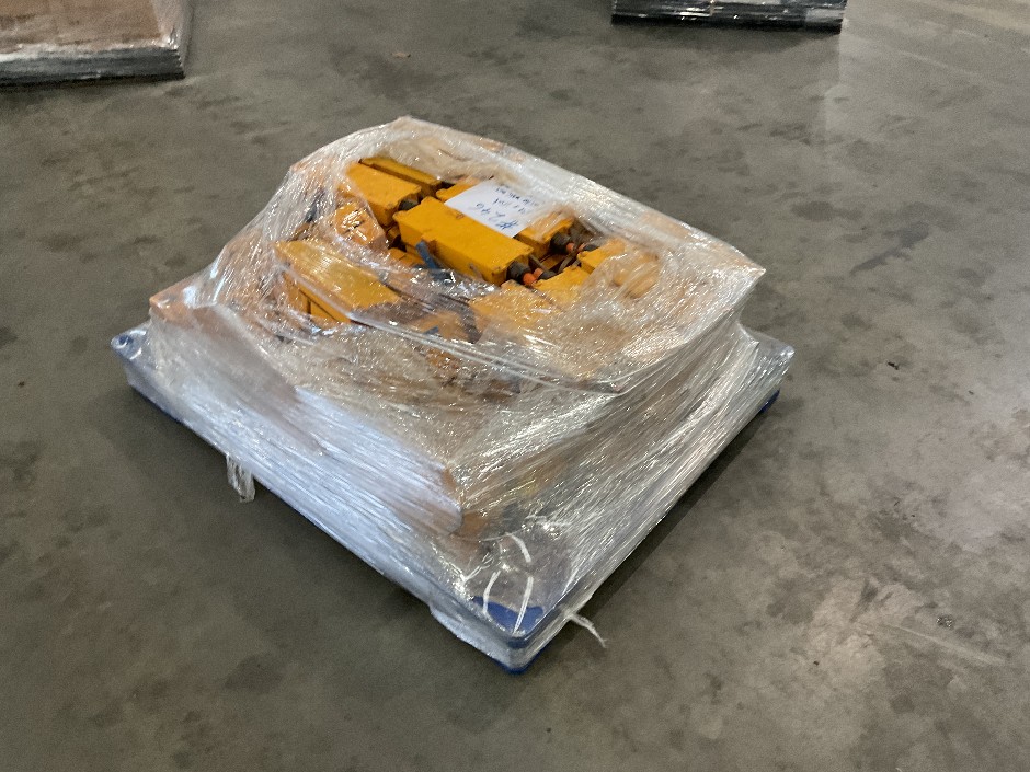 <p>Wilco Switch Socket Outlets Pallet Of</p>