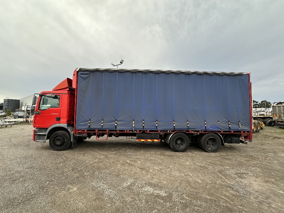 2009 Man TGM 23.280 6x2 Curtainsider Truck