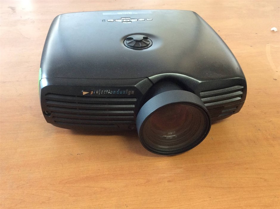 Projection design F22 SX+ Wide VizSim Projector