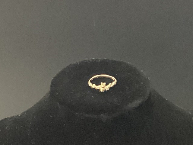 1 X Stamped 9ct Yellow Gold, 'Bee' Band Ring