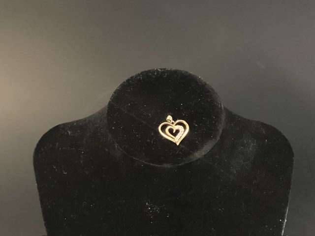 <p>1 X Stamped 9ct Yellow Gold, Imitation Diamond Heart Pendant.</p>