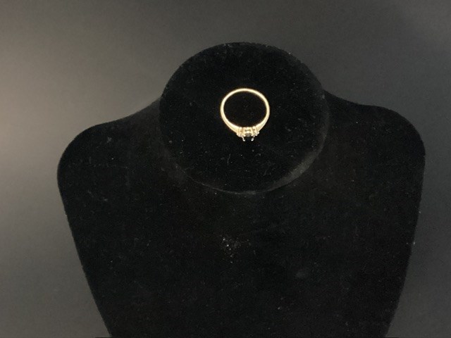 1 X Stamped 9ct Yellow Gold, Gem Set Ring