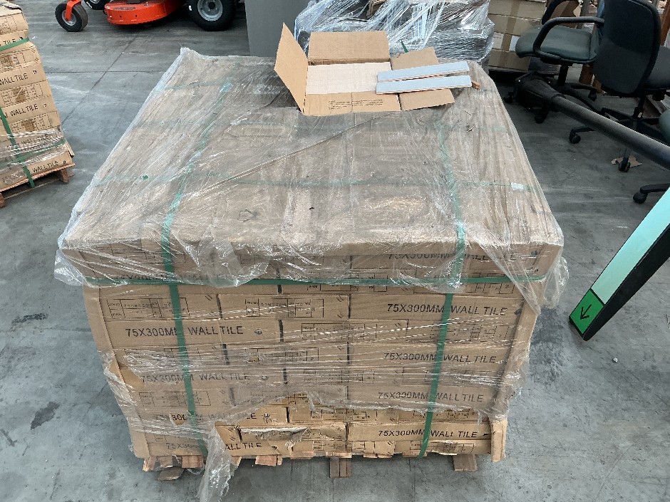 <p>1 x Pallet Off White Tiles</p>