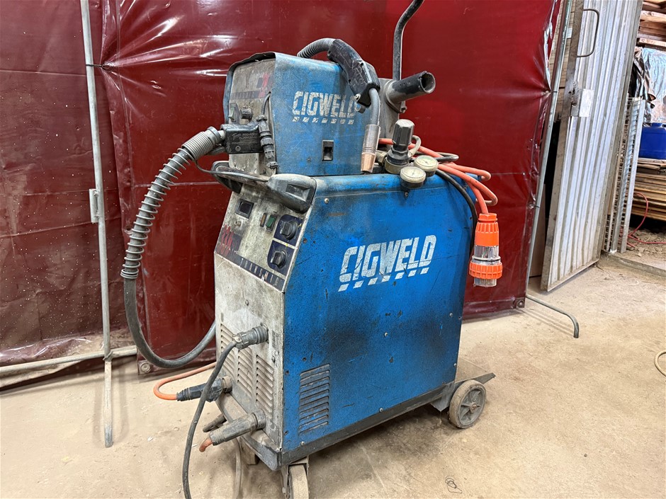 1x Transmig 330 Mig Welder