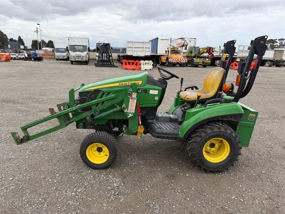 0002-3036903 · John Deere 1023E Tractor