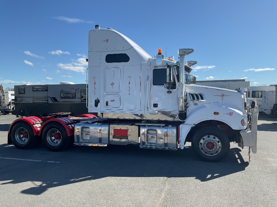 Online - 2017 Mack CLXT 6x4 Prime Mover