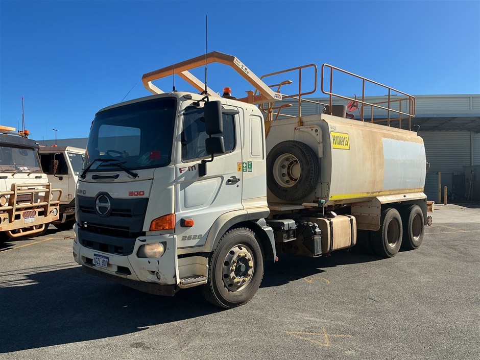 <p>2019 Hino 500 6 x 4 Water Truck</p>