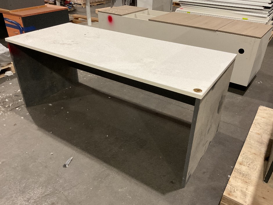<p>White Timber Laminate Desk</p>