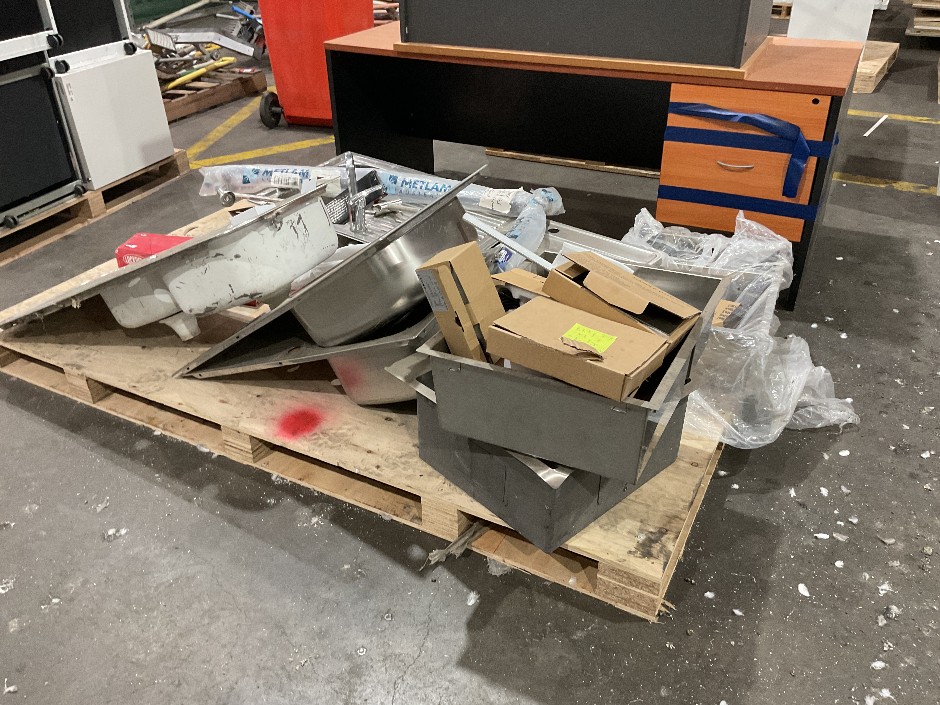 Pallet Comprising Assorted Basins & Fittings