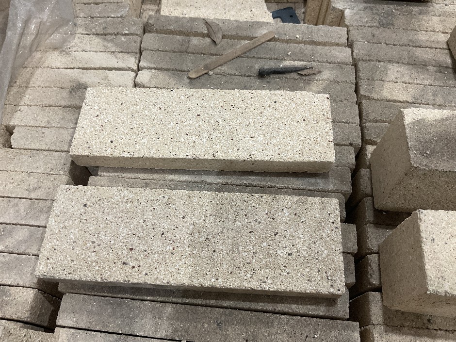 <p>1x Pallet Concrete Pavers, Off White</p>