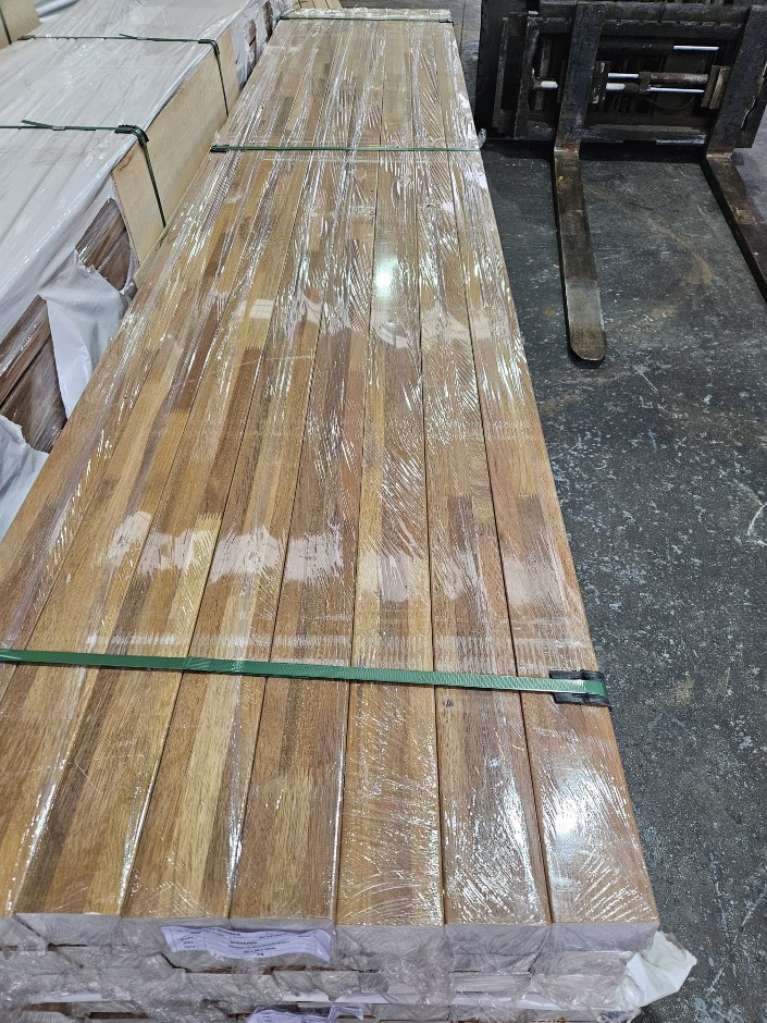 <p>2x Merbau FJL Post 90x90 at 3.6m</p>