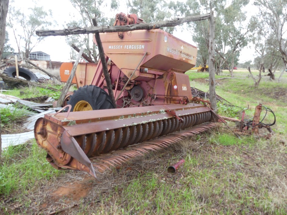 Massey Ferguson Sunshine 585 Header Havester With Header Front (Tag Along)