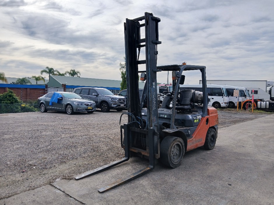 Toyota 32-8FGJ35 LPG Counter Balance Forklift