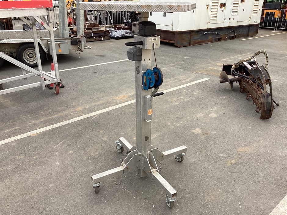 <p>Jilift Material Hoist 3.3M 100Kg T Bar</p>