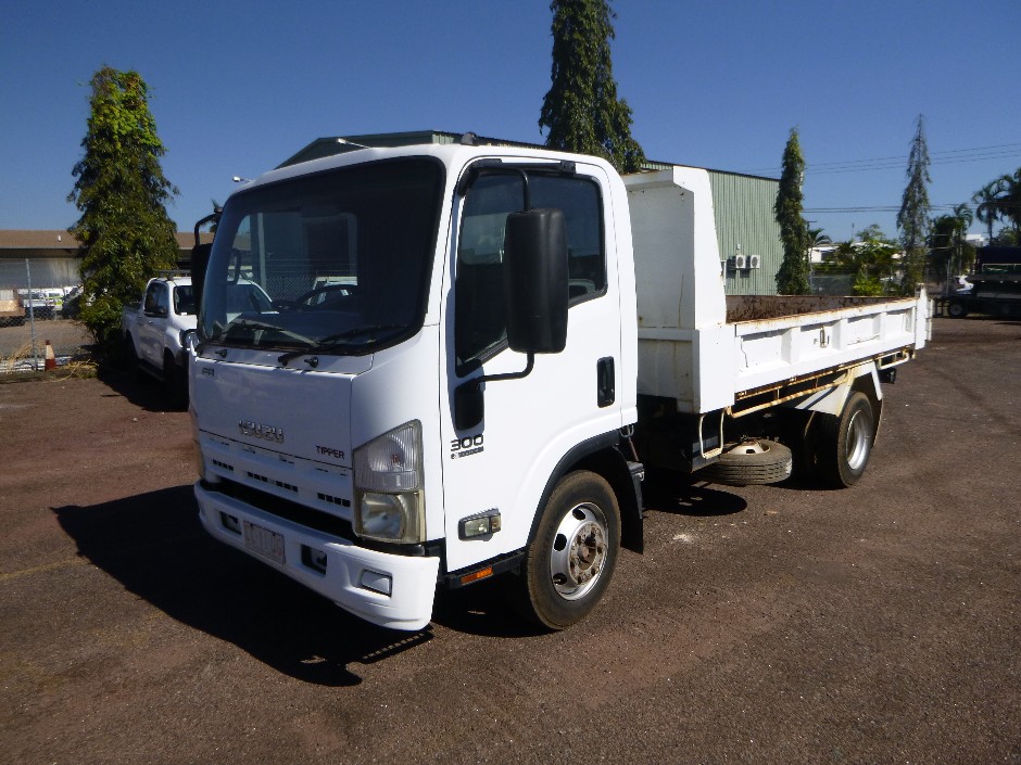 <p>2014 Isuzu NPR 300   4x2 Tipper</p>