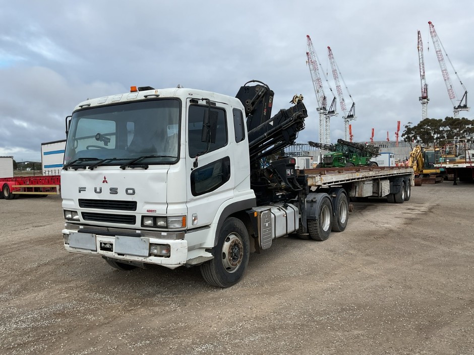 <p>2010 Mitsubishi FV500   6x4 Prime Mover/Fruehauf Flat Deck Trailer</p>