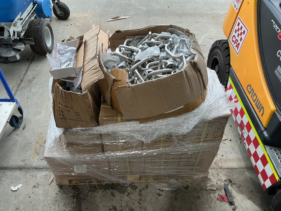 <p>1 x Pallet Door handles/Hingers/Strikers & Hardware</p>