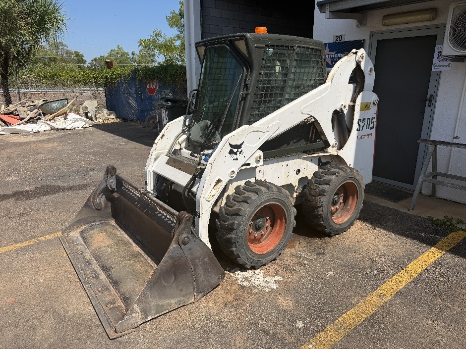 2008 Bobcat S205 Skid Steer Loader with Combination Bucket