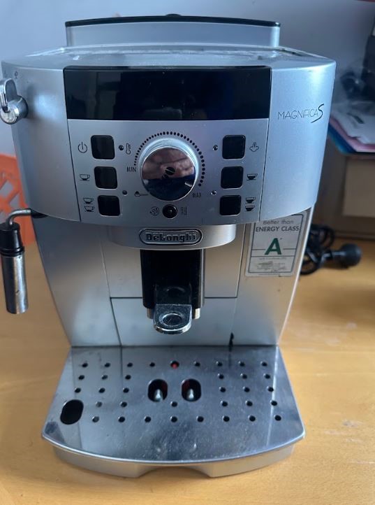 CLOSING DOWN SALE: Delongi coffee machine