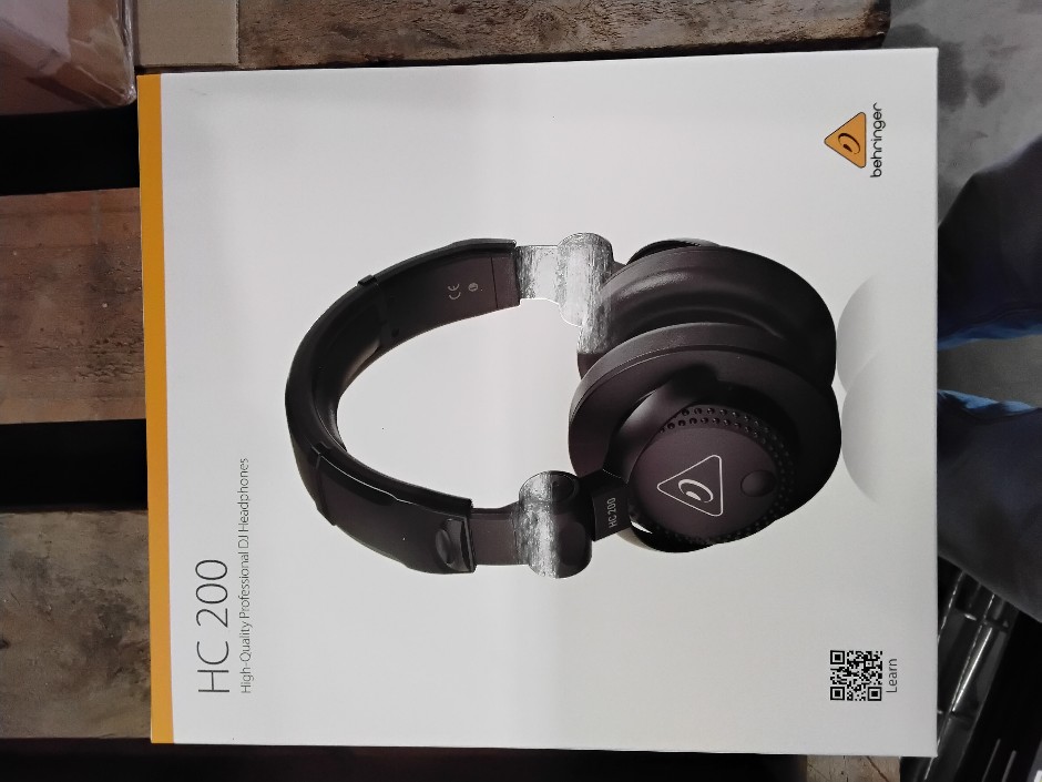 Assorted behringer HC200 headphones