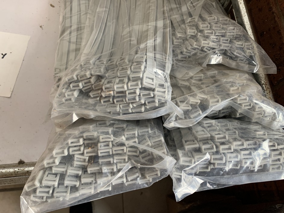 <p>6 x Packets of Nylon Cable Ties, 10mm x 400mm (Unused)</p>