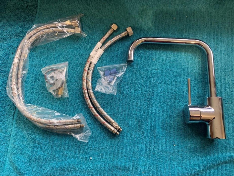 <p>1 x Coroma Sink Swivel Mixer Tap (Unused)</p>