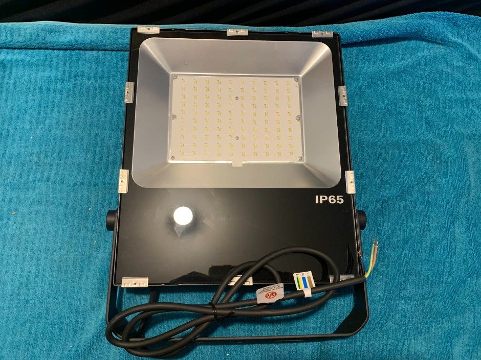 <p>1 x LED Flood Light, 100W (Unused)</p>