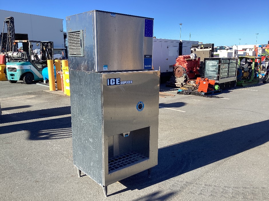 <p>Commercial Ice Maker</p>