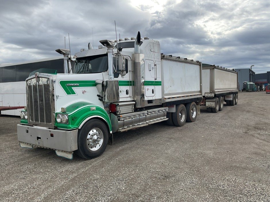 2011 Kenworth T909 6x4 Tipper