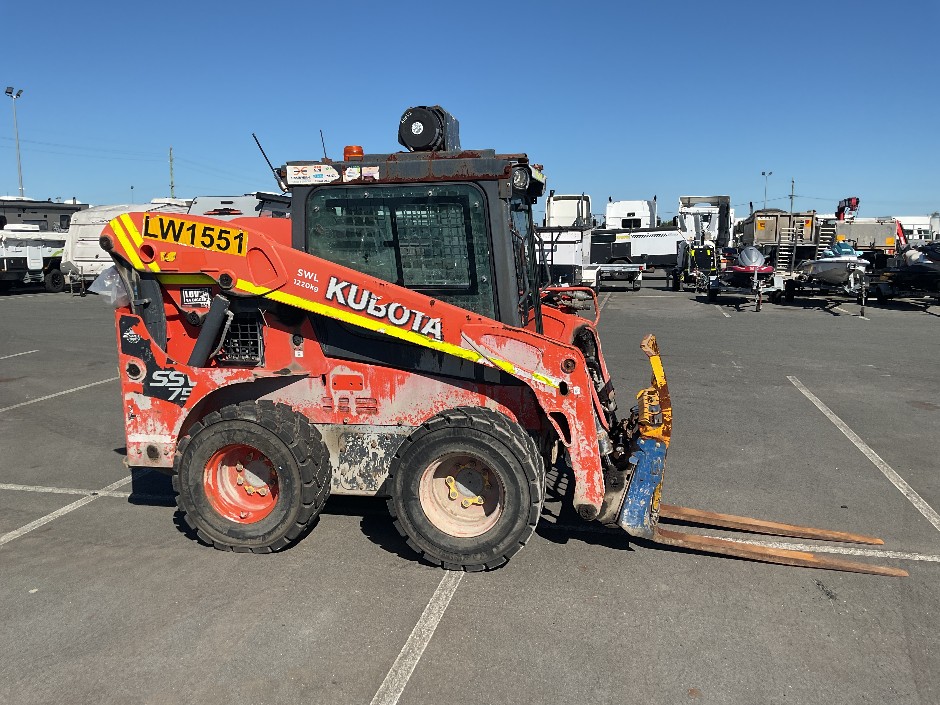 <p>Kubota SSV75 Skid Steer and Bucket attachment</p>