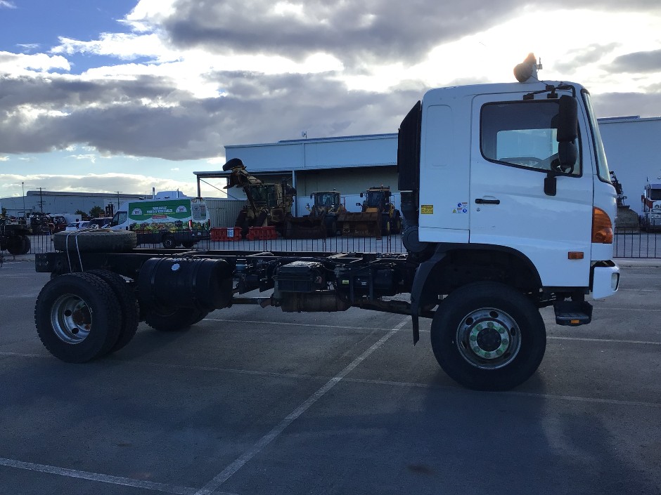 2013 Hino 500   4x4 Cab Chassis