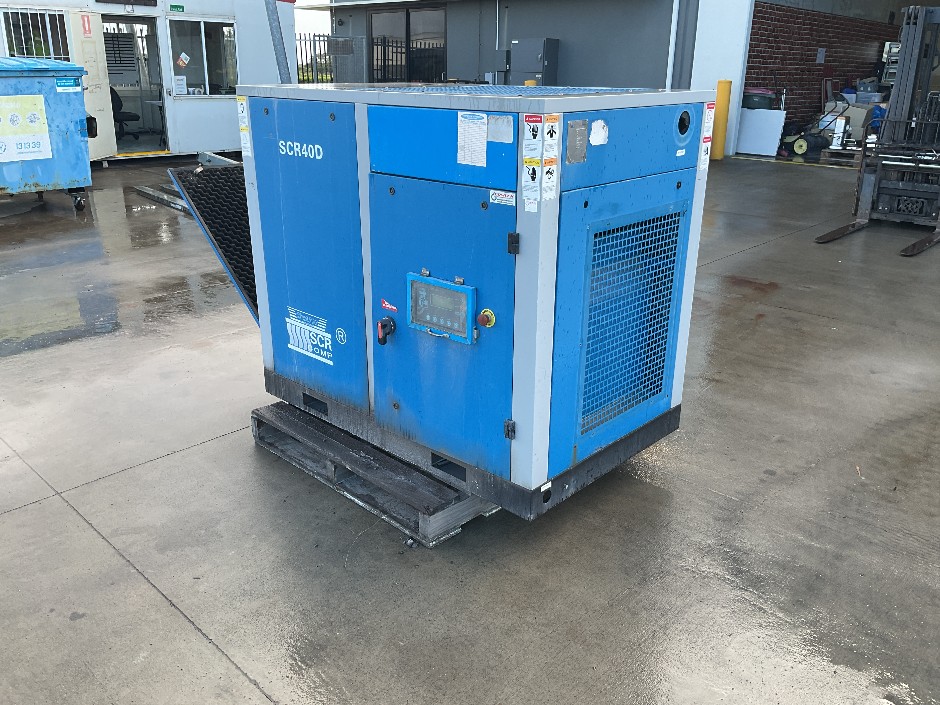 <p>Blue 2014 Screw Air Compressor.</p>