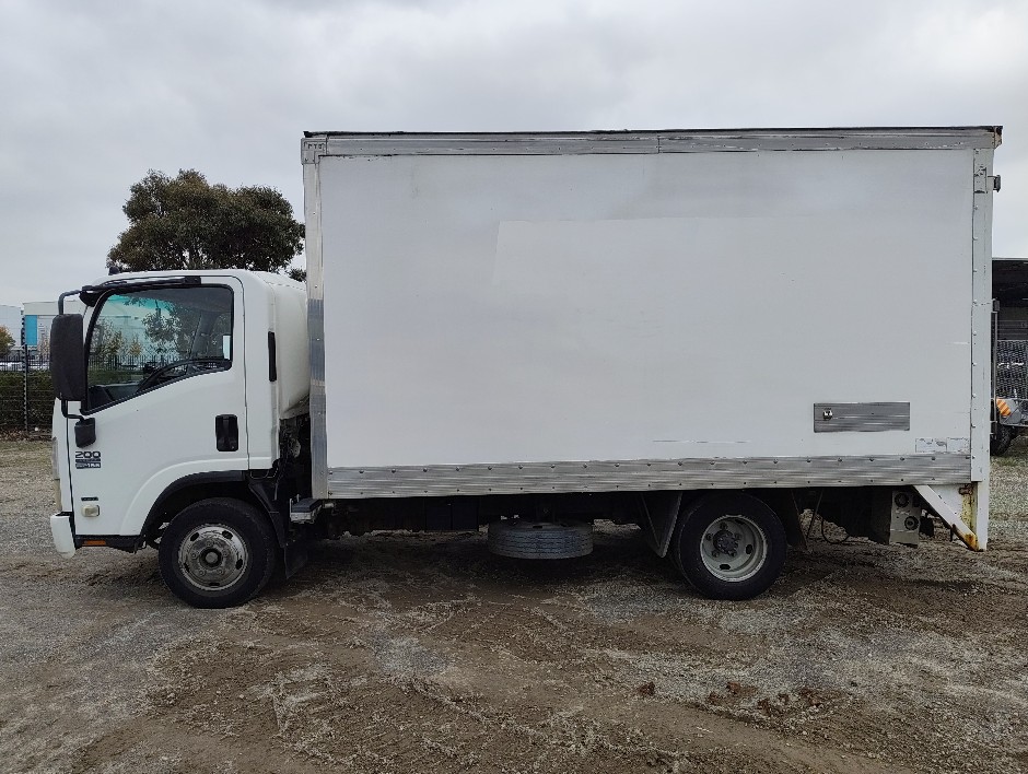 <p>2009 Isuzu NPR  200 Medium 4x2 Pantech</p>