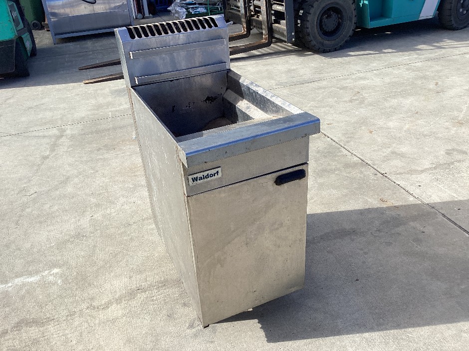 <p>Waldorf Deep Fryer</p>