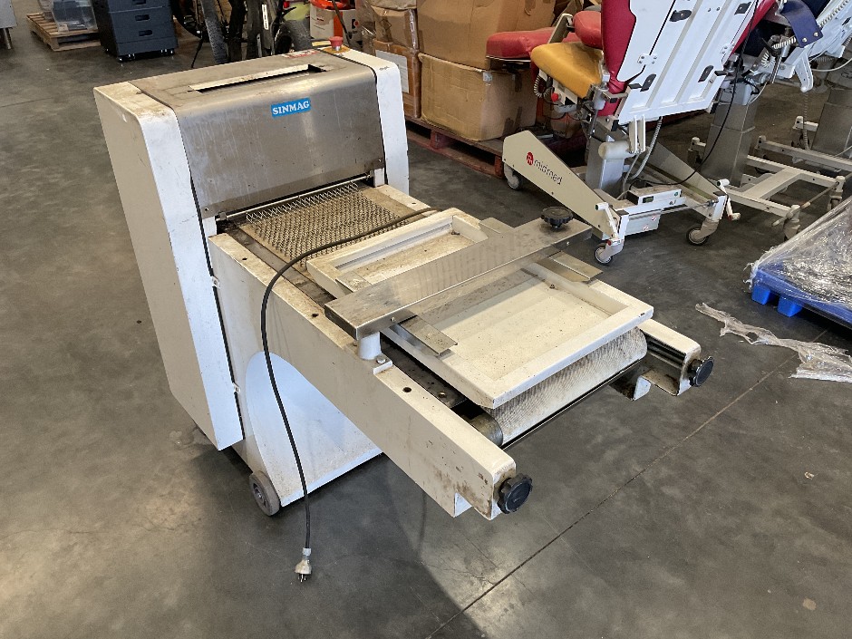 <p>Sinmag SM-307 Dough Moulder</p>
