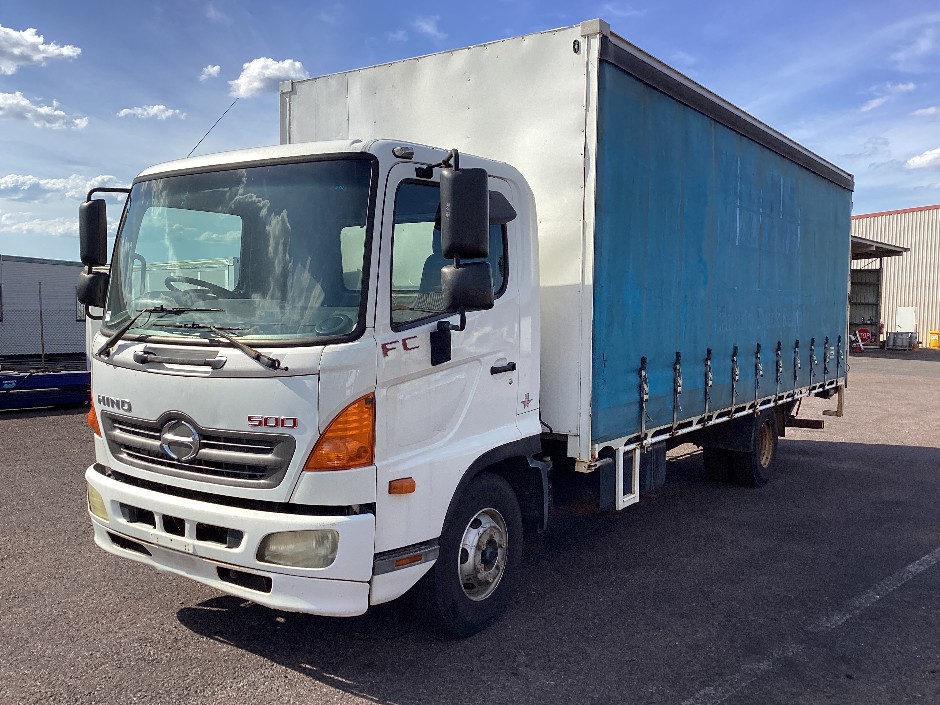 <p>2015 Hino 500 FC   4x2 Curtainsider</p>